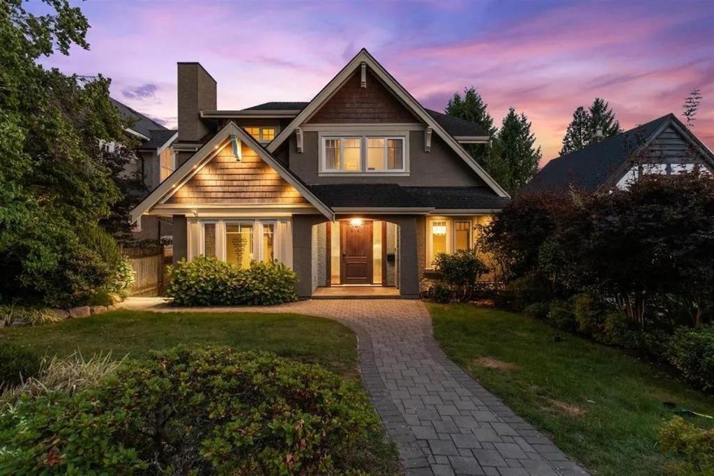 Spacious Cozy House In Vancouver West Exterior photo